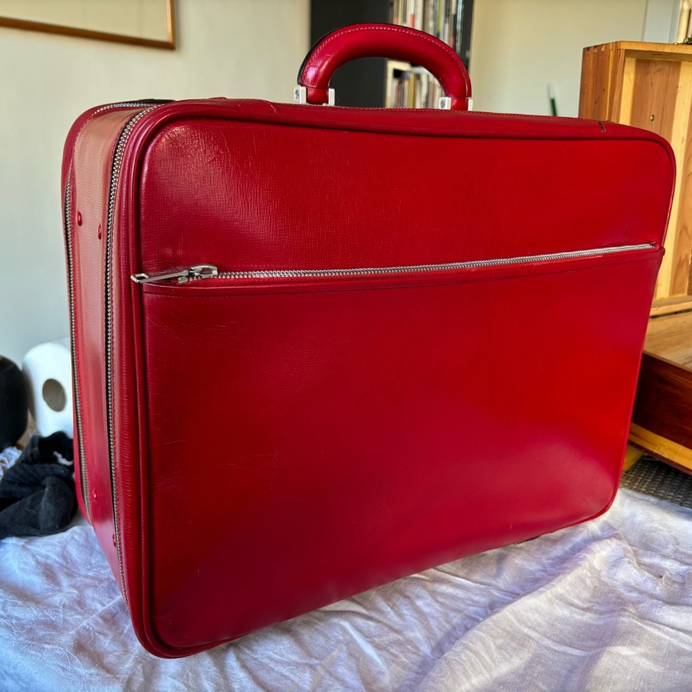 “Avietta 48” bag by the Milanese brand Valextra in red leather.